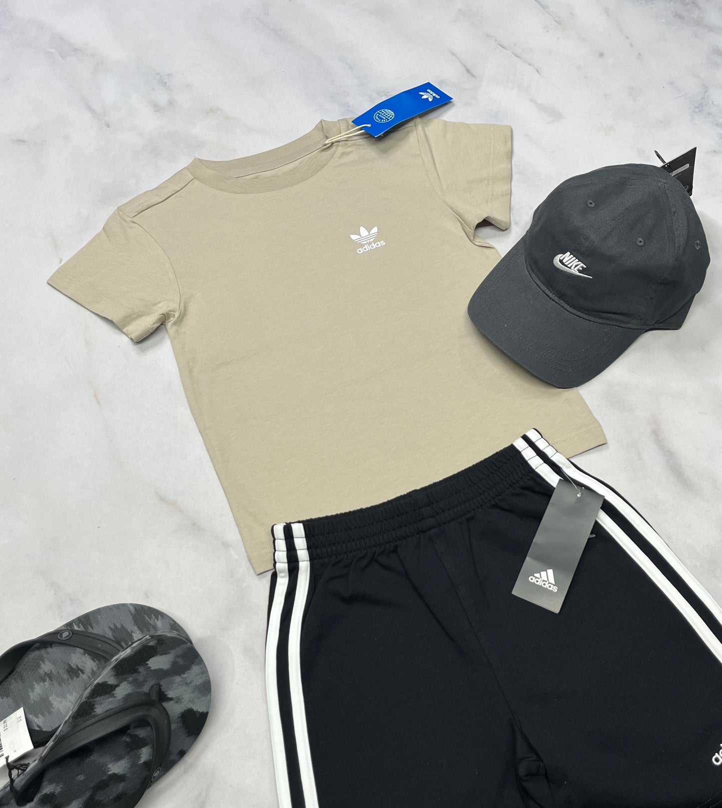🤩 Manche courte : Adidas 4 ans couleur tendance neuf !