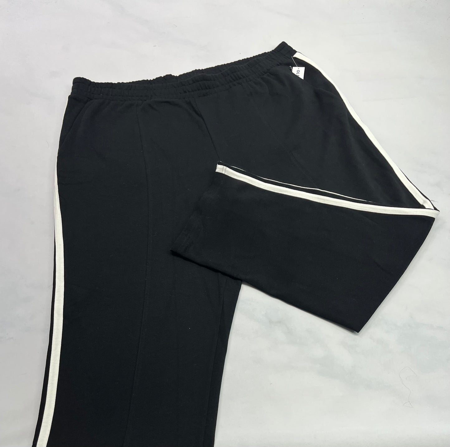 Jog: en ouaté noir ( jambe large tendance ) neuf ! XXL/ lousse ( fait 2X)