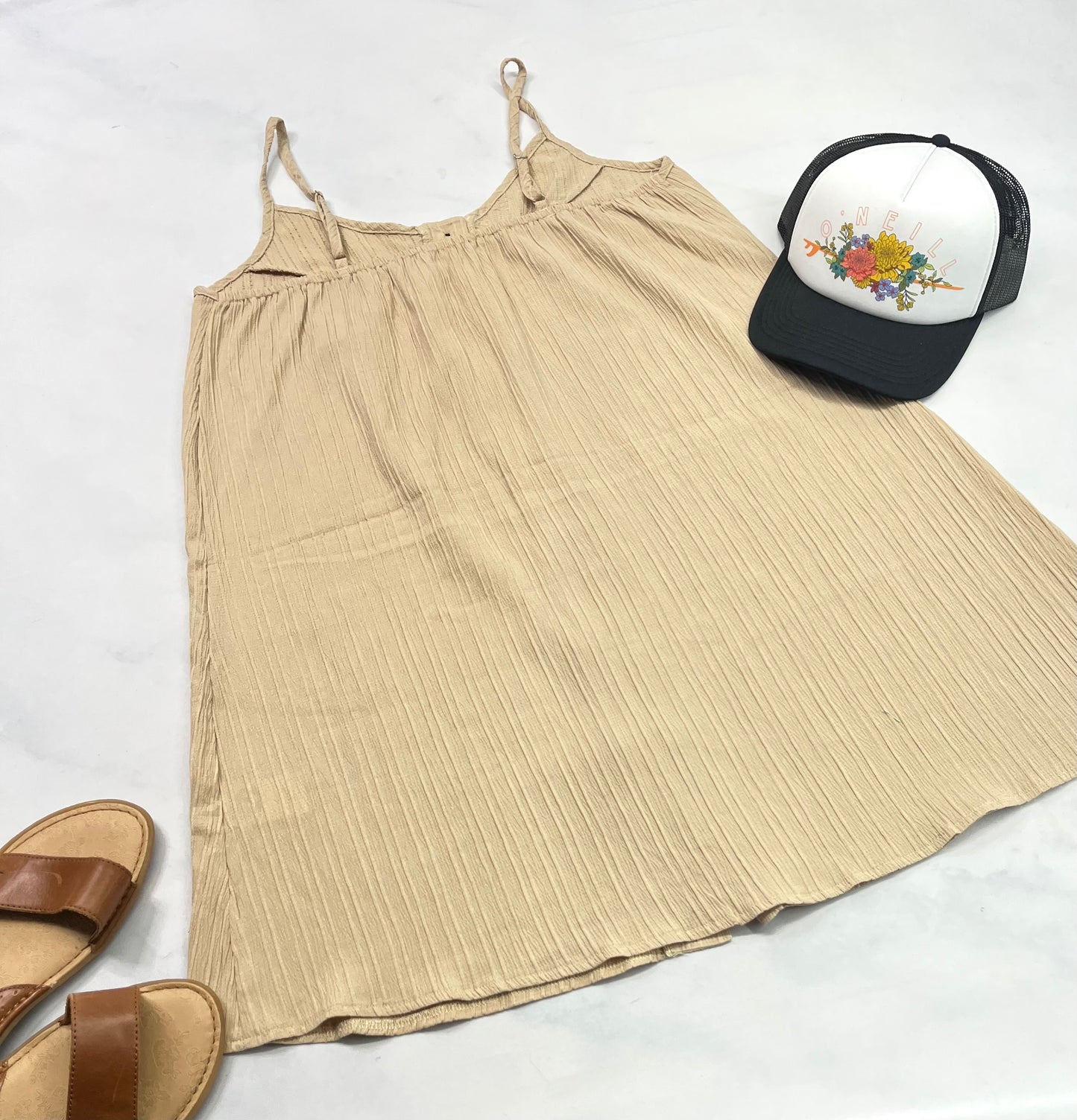 🌿 Robe : Shein tissu léger dos avec él’astique  . L/ femme ( ou ML femme + lousse) état neuve .