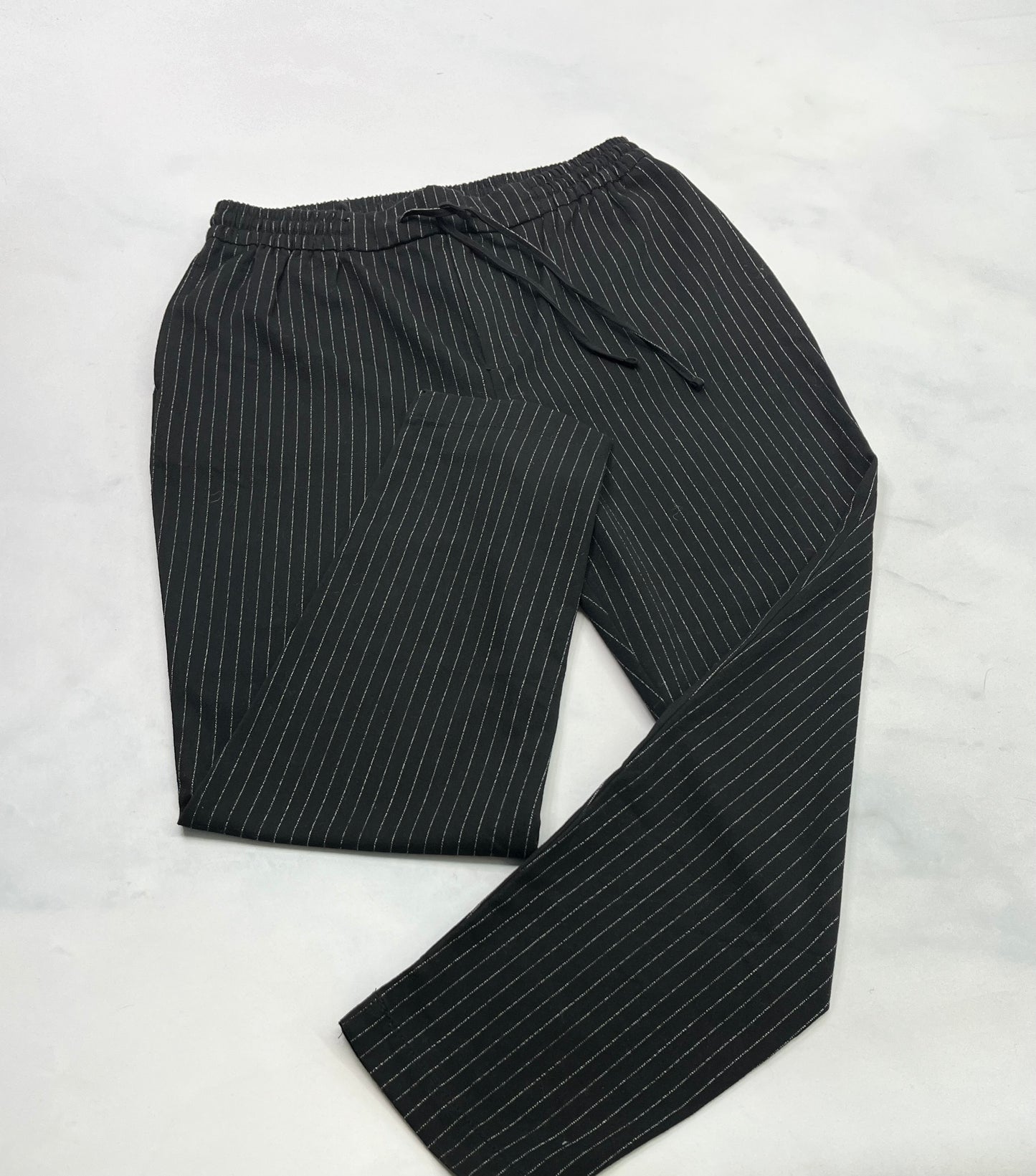 Pantalon : Old Navy rayé fin tissu automnale souple ( taille élastique  ) comme neuf! M( fait 6-7 ans femme ).