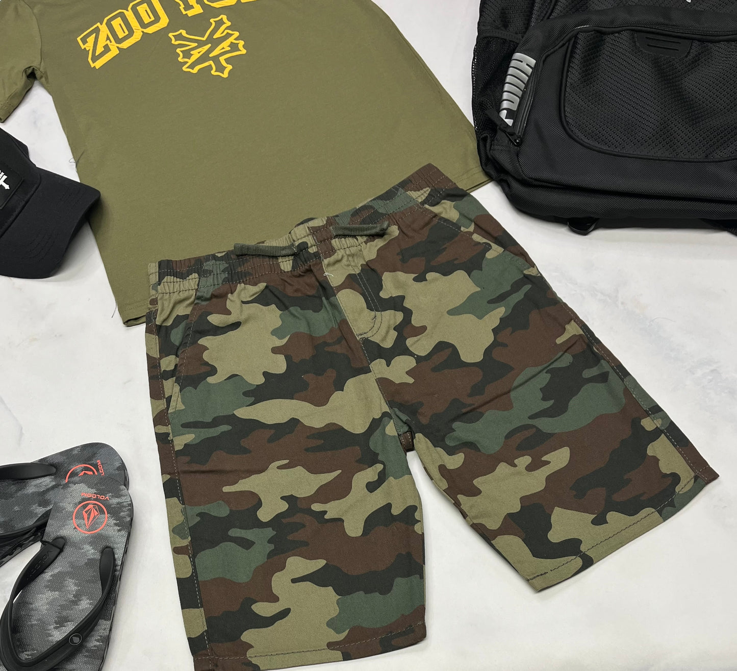 🌿 Bermuda : LEVIS mou confo avec taille élastique  et logo au dos . Super confo neuf ! 10-12 ans garçon