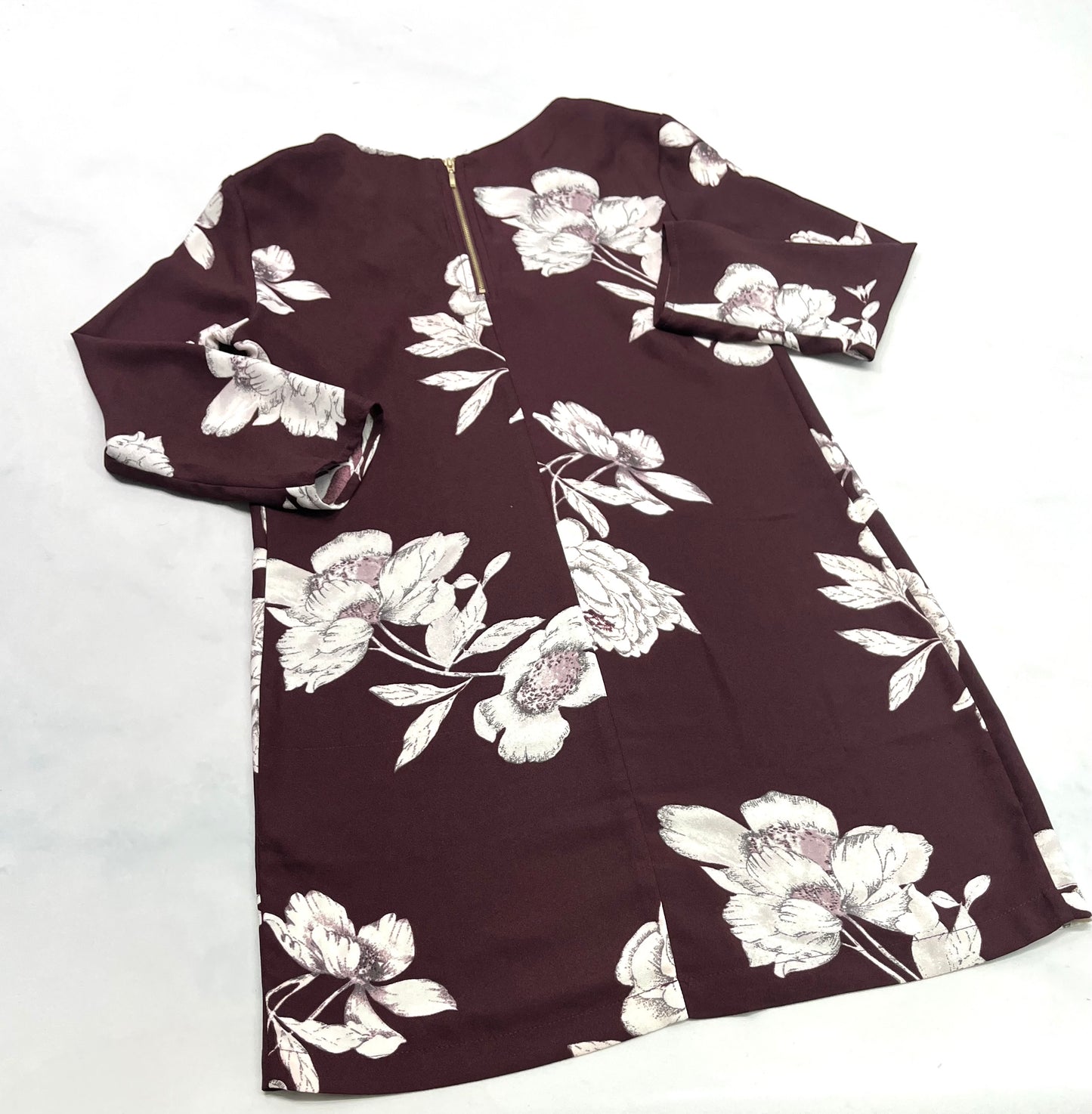 ..Dynamite : Robe fleurit bourgogne zip au haut du haut comme neuve . Manche 3quart : Small ( fait 3-4 ans femme ) et L( fait 8-9 ans femme )