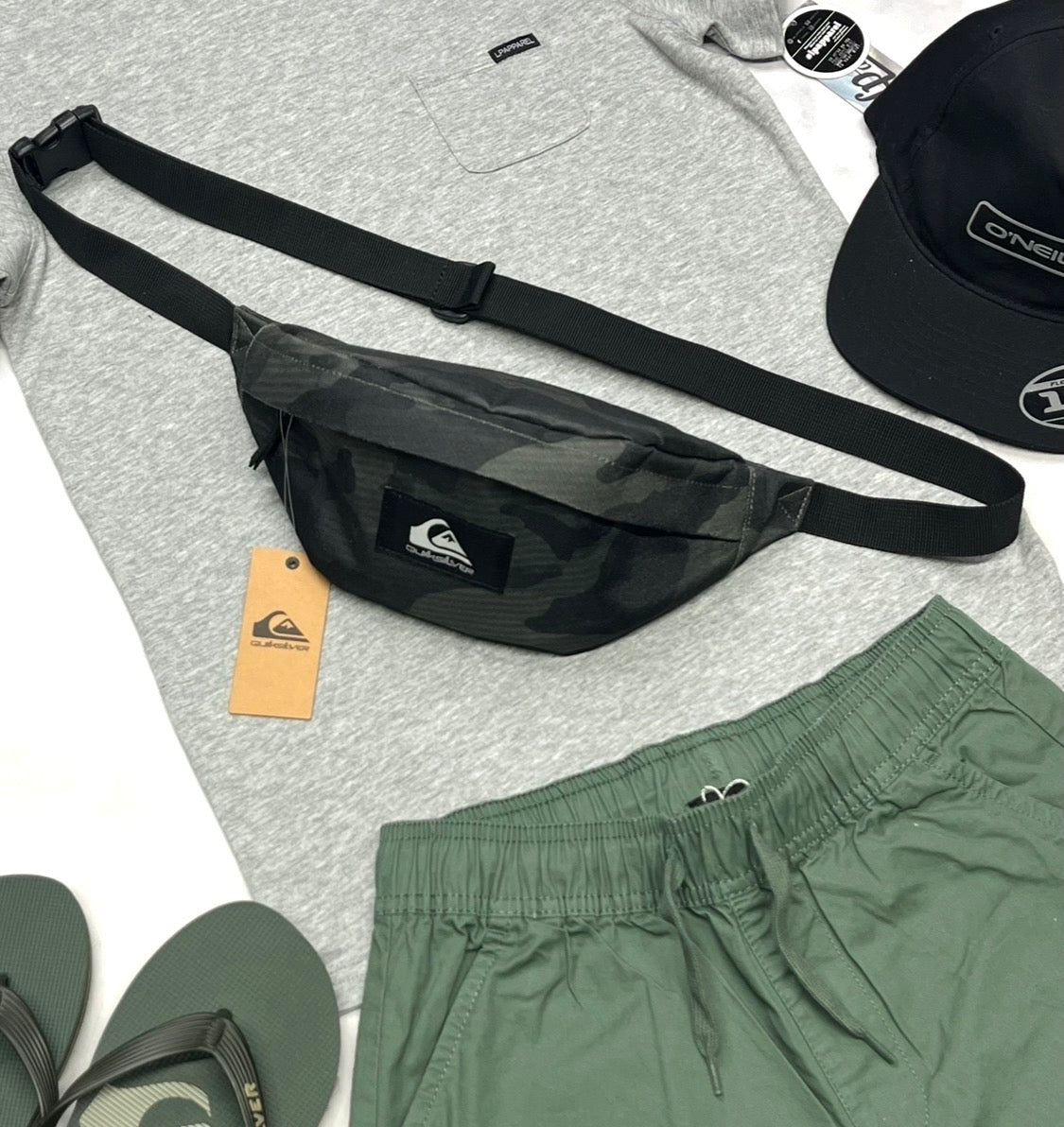 🌴 Sac Quiksilver ! Bande ajustable . Se porte à la taille ou en croisé au devant. O/S junior .