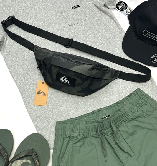 🌴 Sac Quiksilver ! Bande ajustable . Se porte à la taille ou en croisé au devant. O/S junior .