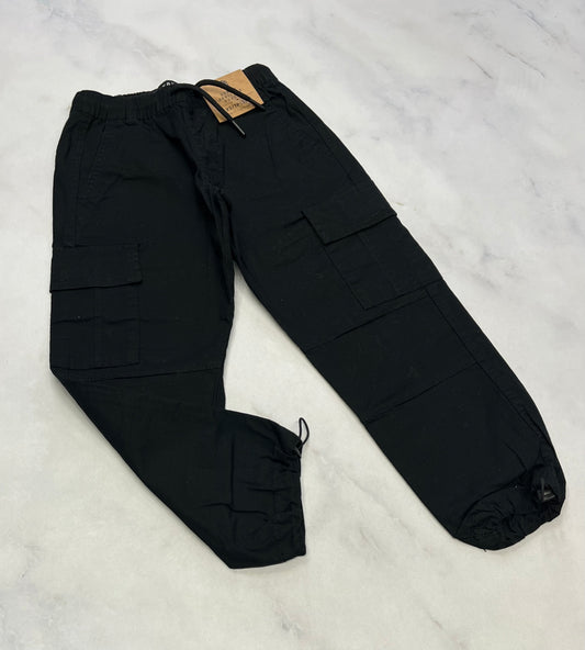 Pantalon : cargo noir ,taille et bas élastique ajustable . 5-6 ans neuf !