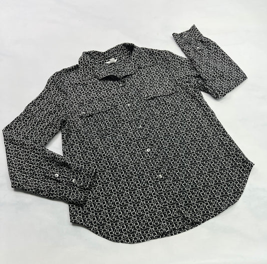 ..Calvin Klein : Chemisier tissu chic mou confo . Fait Small femme comme neuve . Inscrit Calvin Klein partout sur la chemise .