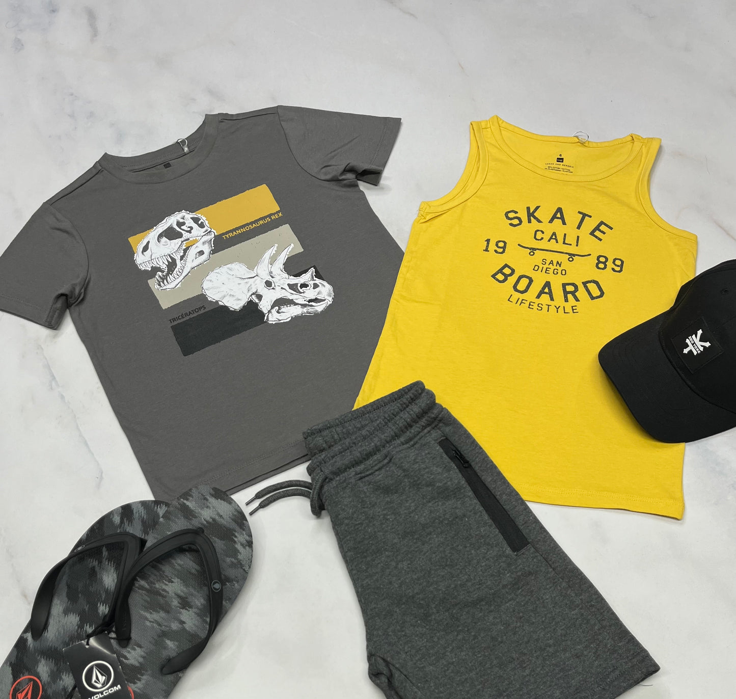 ☀️☀️ Duo : 1x camisole skate 6 ans + 1x t-Shirt dino fait 6 ans neuf !