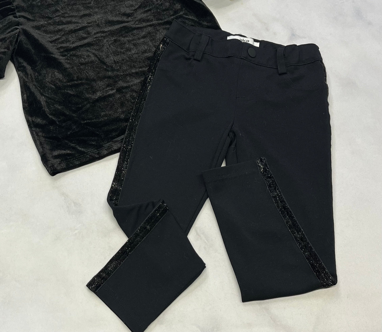 Duo 5 ans . Haut en velour noir neuf manche ballon 5 ans + Jeg. Aka mou noir avec bande de velour brillant de chaque côtés . Fait 5 ans ajustable . Super état .