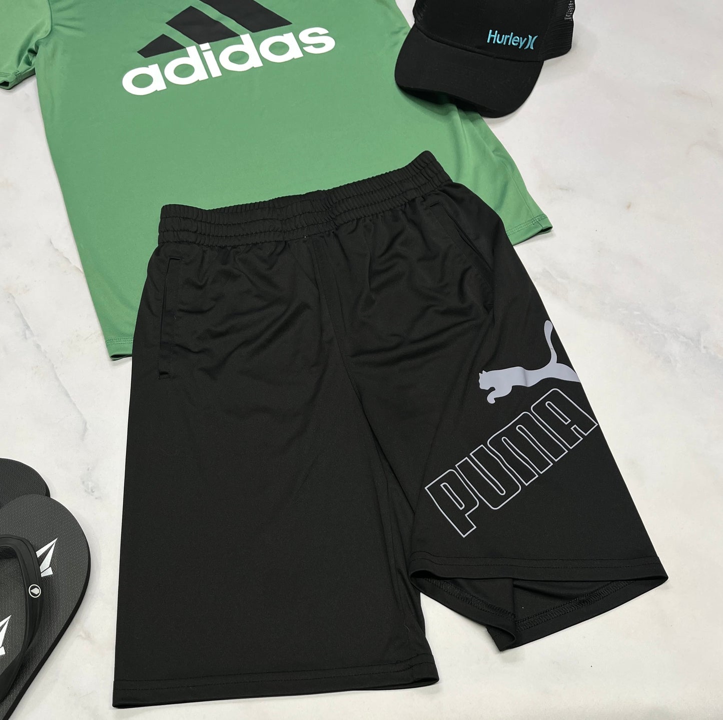 🤩 Bermuda : Puma en tissu de sport comme neuf à part une micro craquelure dans le logo . 14-16 ans garçon .