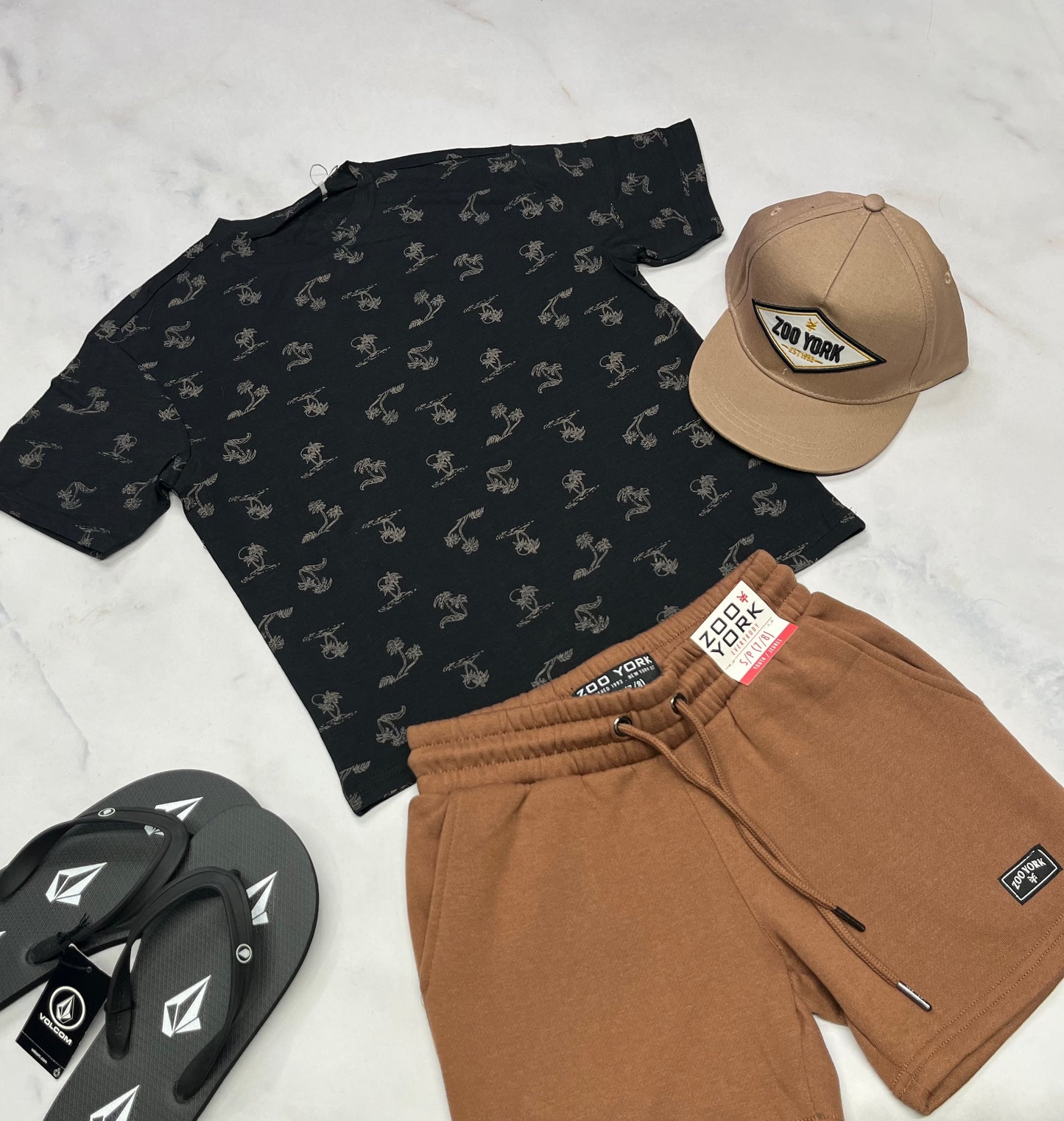 🍂 T-Shirt : noir avec palmier brun fait 7-8 ans neuf !
