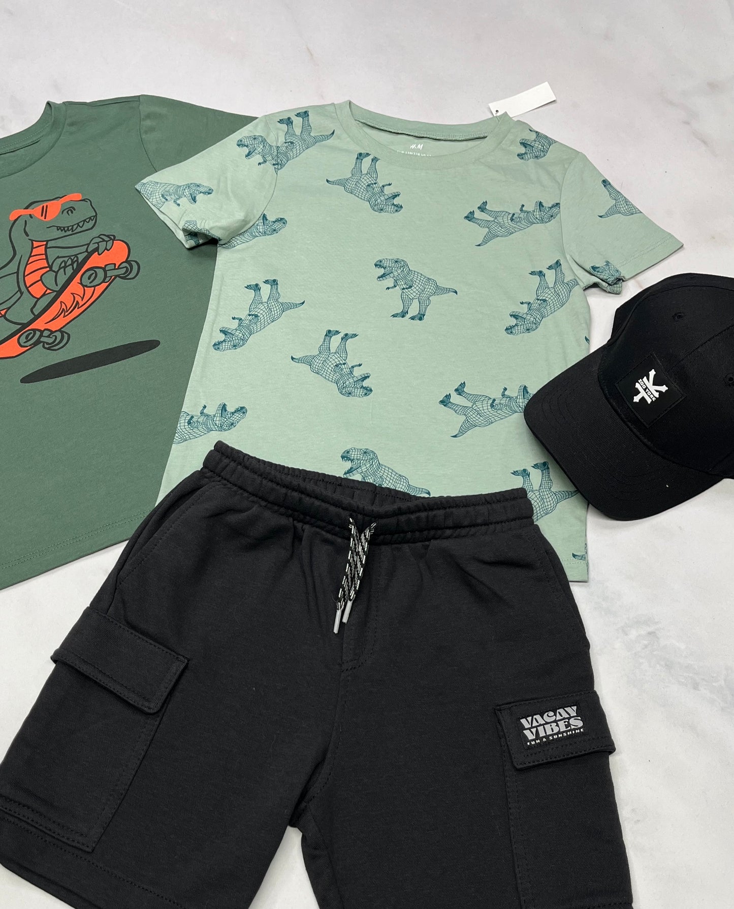 🌵🌵Duo : 1x lot de 2 t-Shirt Dino neuf ! Fait 5 ans les 2. Neuf !