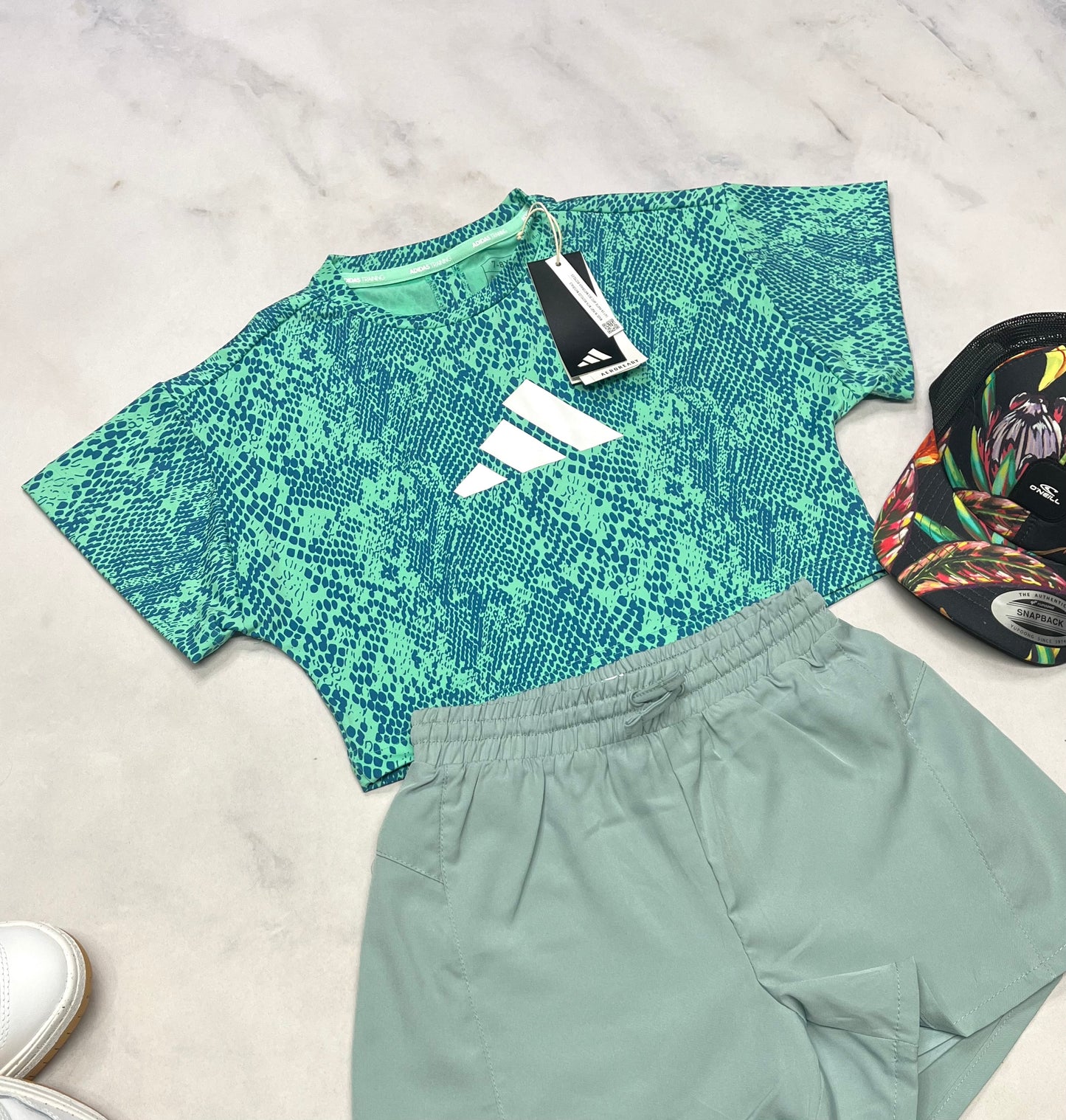 🌴 Manche courte : Adidas tissu de sport stretch , mi hanche , 7-8 ans fille neuf ! . Dos avec fente au bas. Superbe !