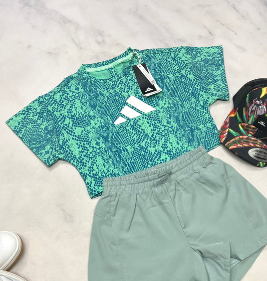 🌴 Manche courte : Adidas tissu de sport stretch , mi hanche , 7-8 ans fille neuf ! . Dos avec fente au bas. Superbe !