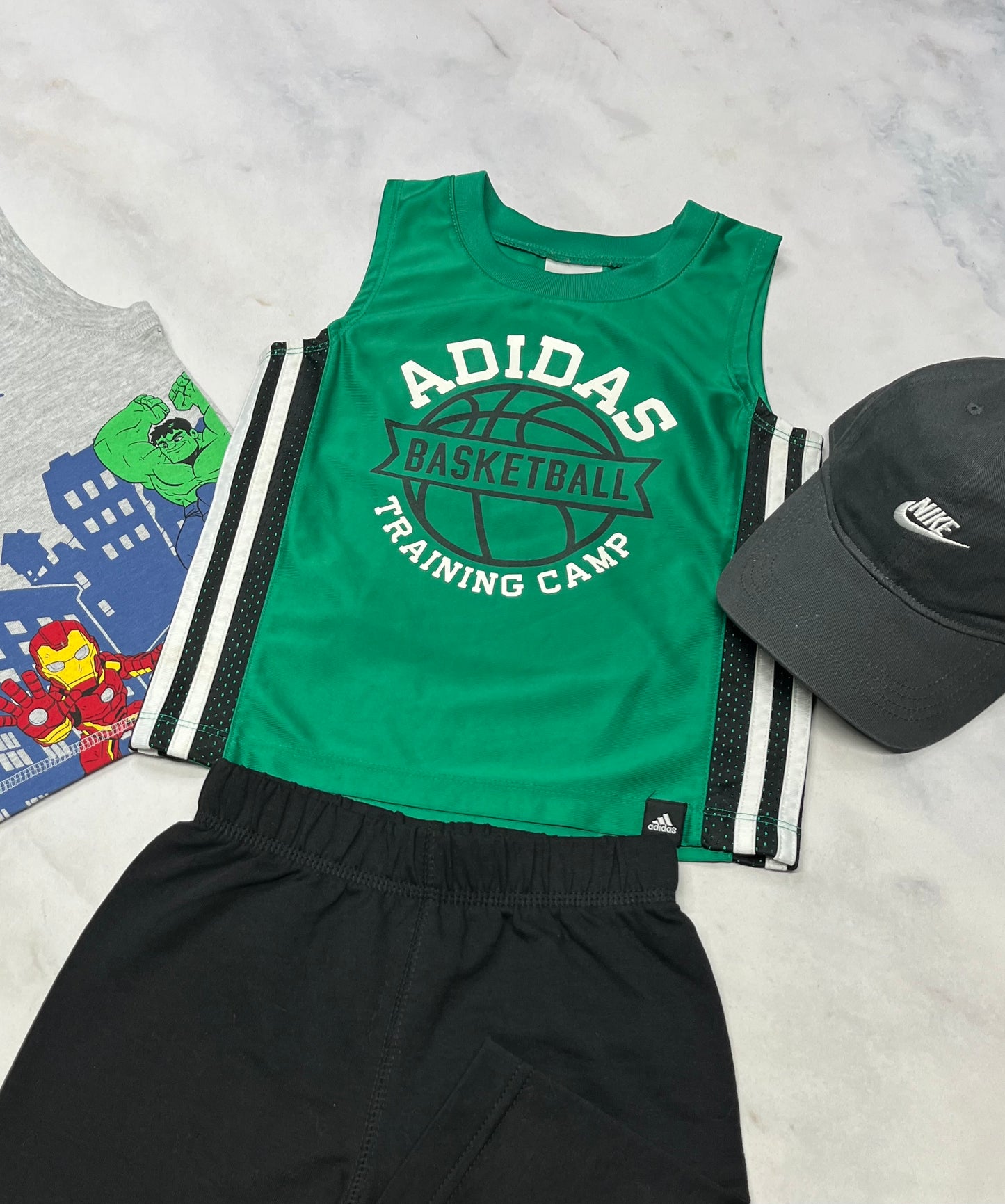 🌴 Duo : Camisole Adidas verte/ sport 2 ans look relax comme neuve + camisole super-héros 2 ans look confo neuve .