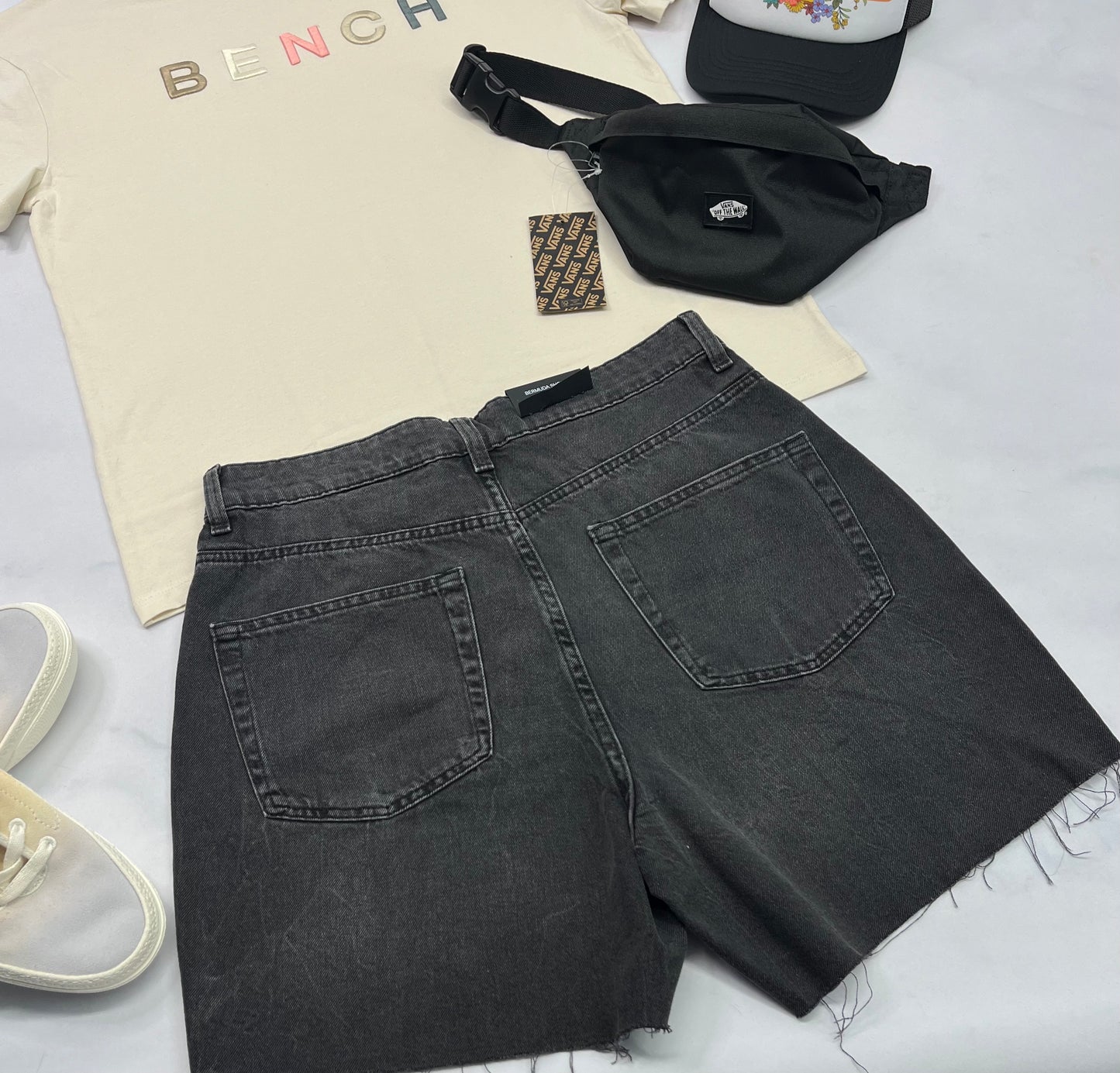 🌵 Short jeans : Fait M/ femme (7-8 ans ) neuf . Taille haute look cuisse ample . Tissu souple .