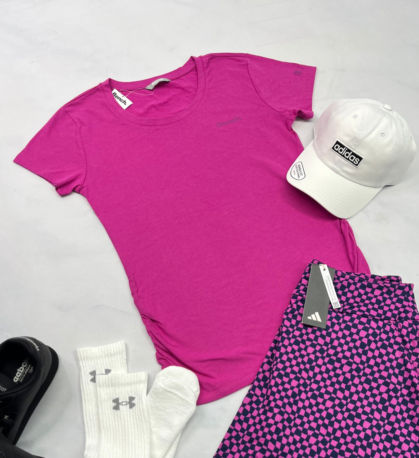 🤩 Manche courte : BENCH rose logo ton sur ton au devant et sur une manche . Soft confo . Stretch au bas de chaque côtés . Fait S/ femme neuf  .