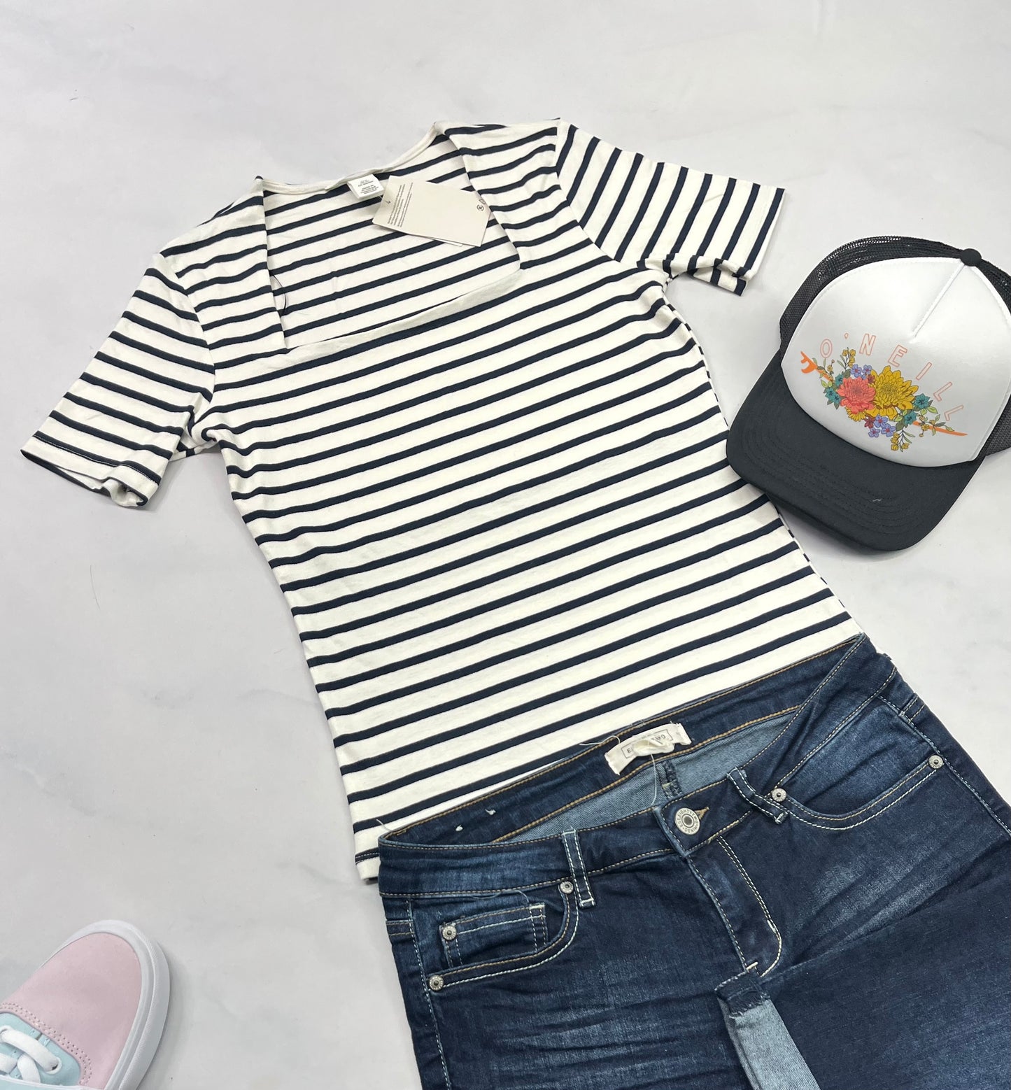 ⚓️ Manche courte : Rayé marine et blanc . Beau tissu stretch ajusté. Neuf ! Bande avec doublure intérieur au niveau du buste . S/ fit (Fait XS / femme ) neuf !