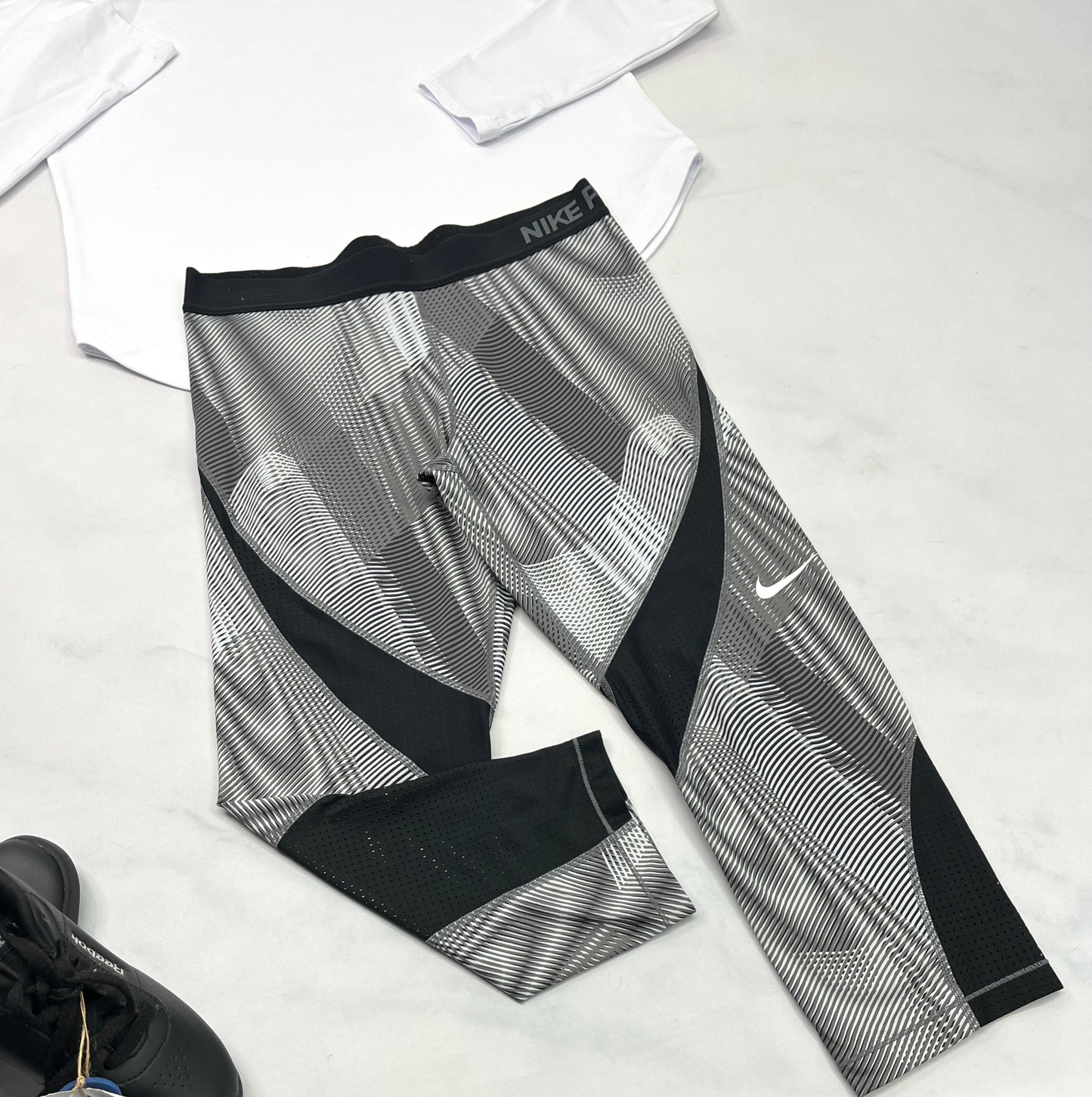 😍 Capri NIKE : tissu de sport stretch . Lfit ( fait 8-10 ans femme ). Tissu respirant ou y’a le noir .