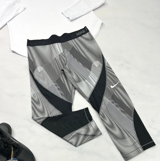 😍 Capri NIKE : tissu de sport stretch . Lfit ( fait 8-10 ans femme ). Tissu respirant ou y’a le noir .