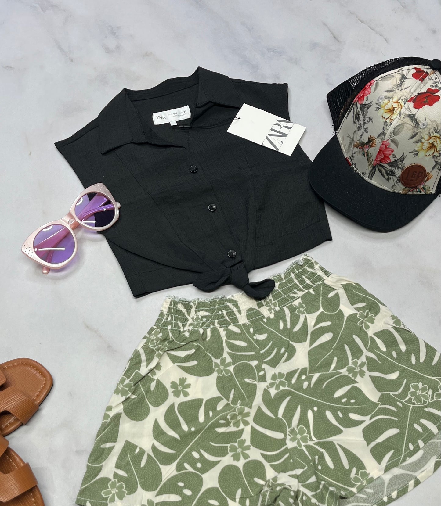 🌿 Haut : Zara noir . Look tissu chemisier léger écourté .( élastique au bas du dos ) . Neuf ! Fait 5 ans fille .