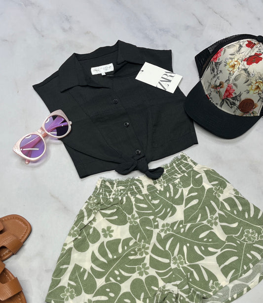 🌿 Haut : Zara noir . Look tissu chemisier léger écourté .( élastique au bas du dos ) . Neuf ! Fait 5 ans fille .