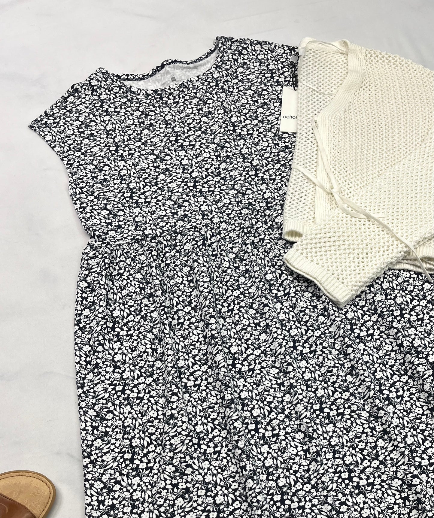 🌿 Robe fleurit : Marine et blanc. Tag small look over size ( fait médium coupe confo) femme neuve !