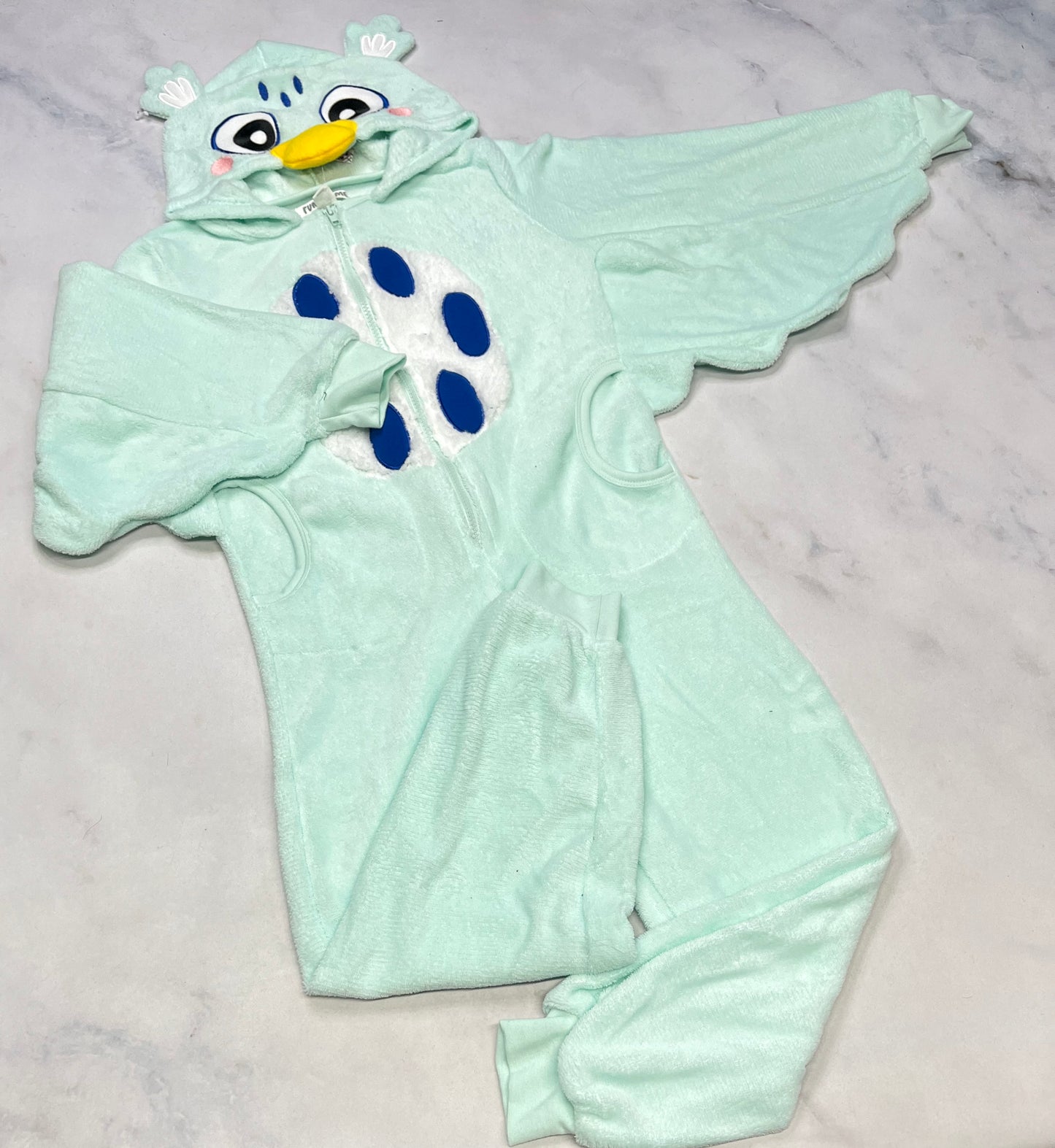 SOLDE! pyjama/ costume : neuf ! Mais tache  au bas voir dernière photo . 10-12 ans .