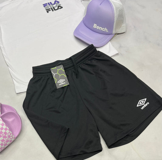 ☀️ SOLDE Short : Umbro en tissu de sport neuve mais 2 points de mailles . 8ans