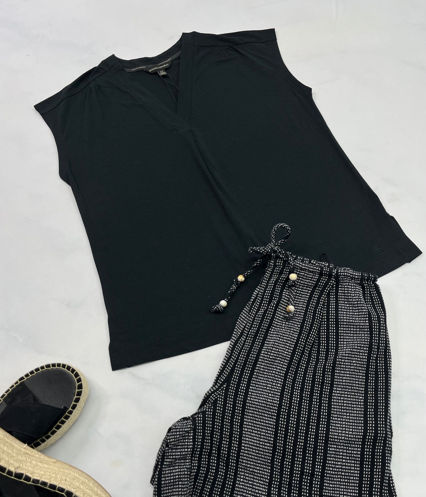 😍 Manche courte : Banana Republic S/ femme coupe confo . Neuf ! Col en V avec pli d’aisance  au devant . Mini broderie  de la marque au bas .
