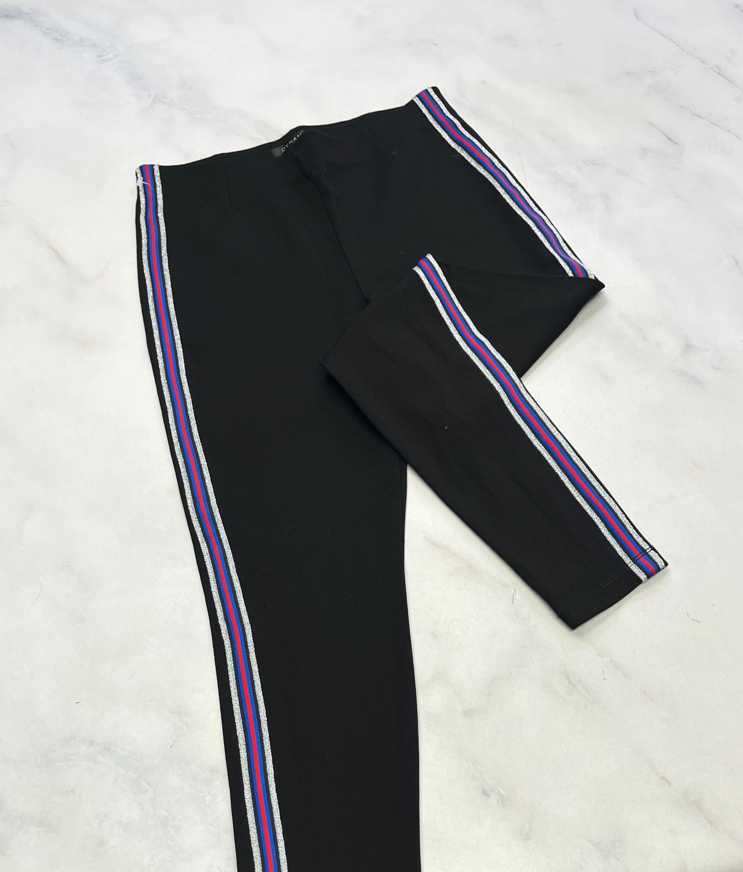 Dynamite : Skinny Jeg. Comme neuf ! Bande rouge bleu argenté de chaques côtés comme neuf! Fait Small 5-6 ans femme .