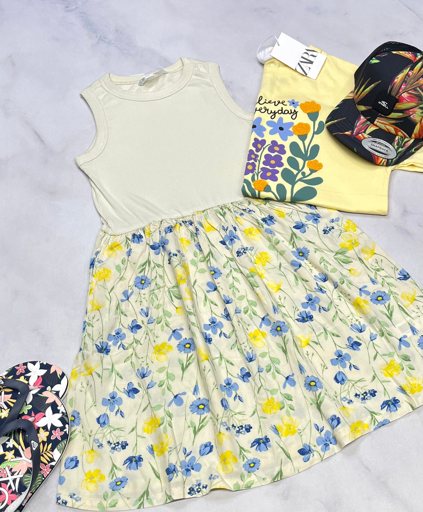 🌻Robe : fleurie hyper confo . Le haut est en rib souple hyper stretch confo . Taille élastique 10-12 ans fille neuve .