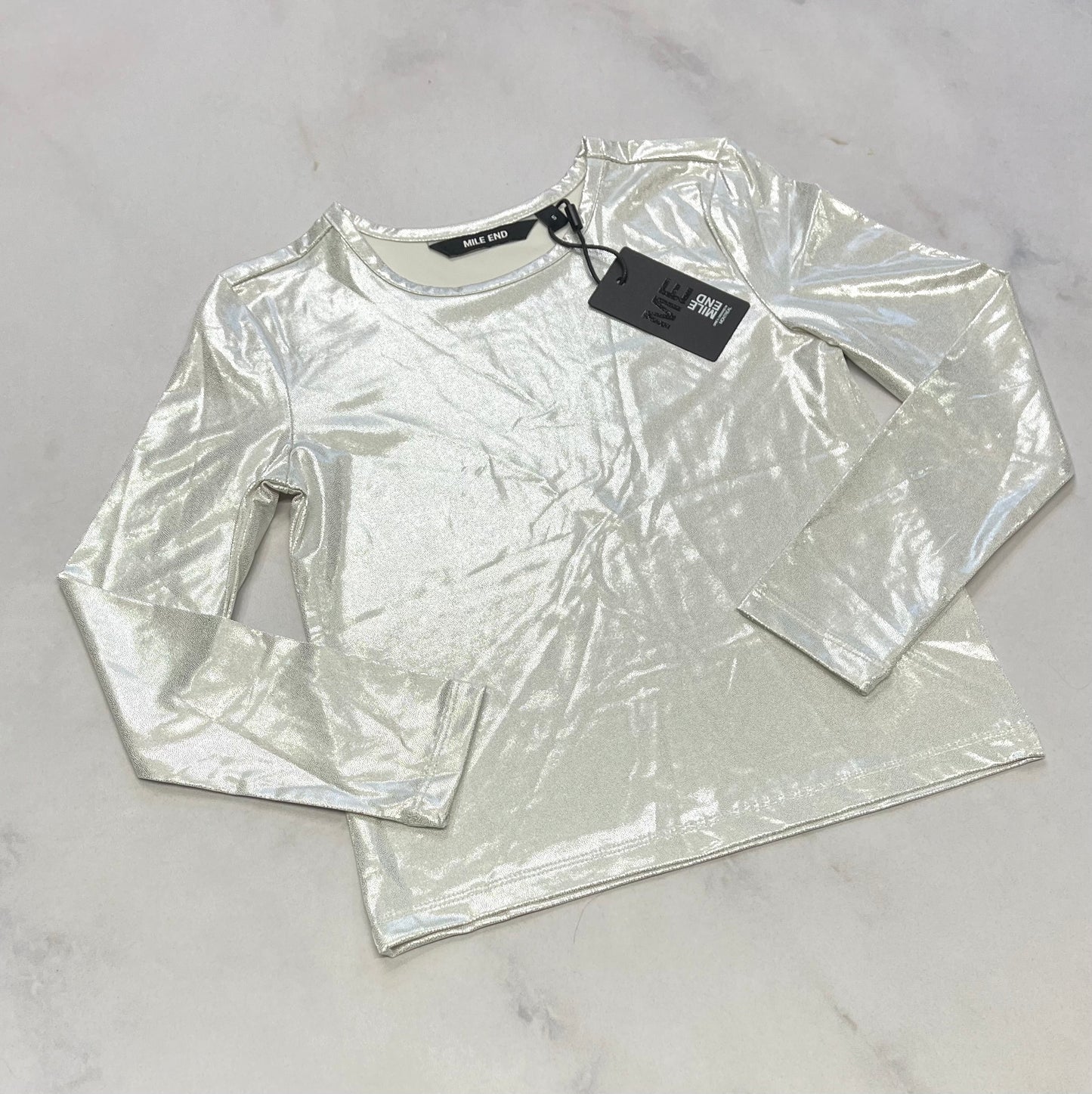 Manche longue : beau tissu super brillant de partout . Stretch confo . Fait 4 ans neuf!