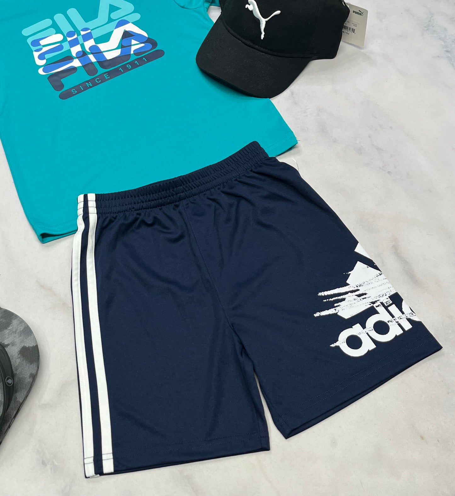 🩵 Bermuda Adidas : en tissu de sport marine 6 ans garçon neuve.