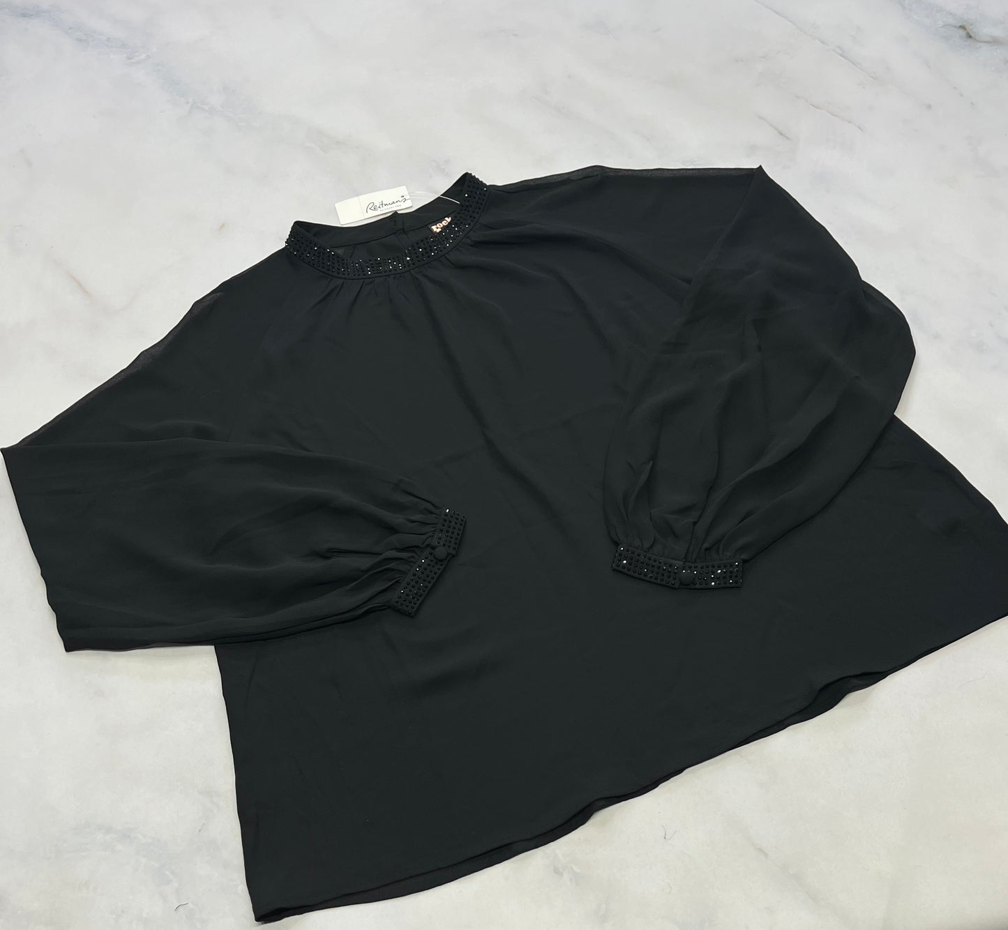 Tissu chemisier Reitman  : léger souple . Laisse entrevoir légèrement . Manche ballon . Brillant au col et bout de manche . S/ femme coupe confo . Neuve !