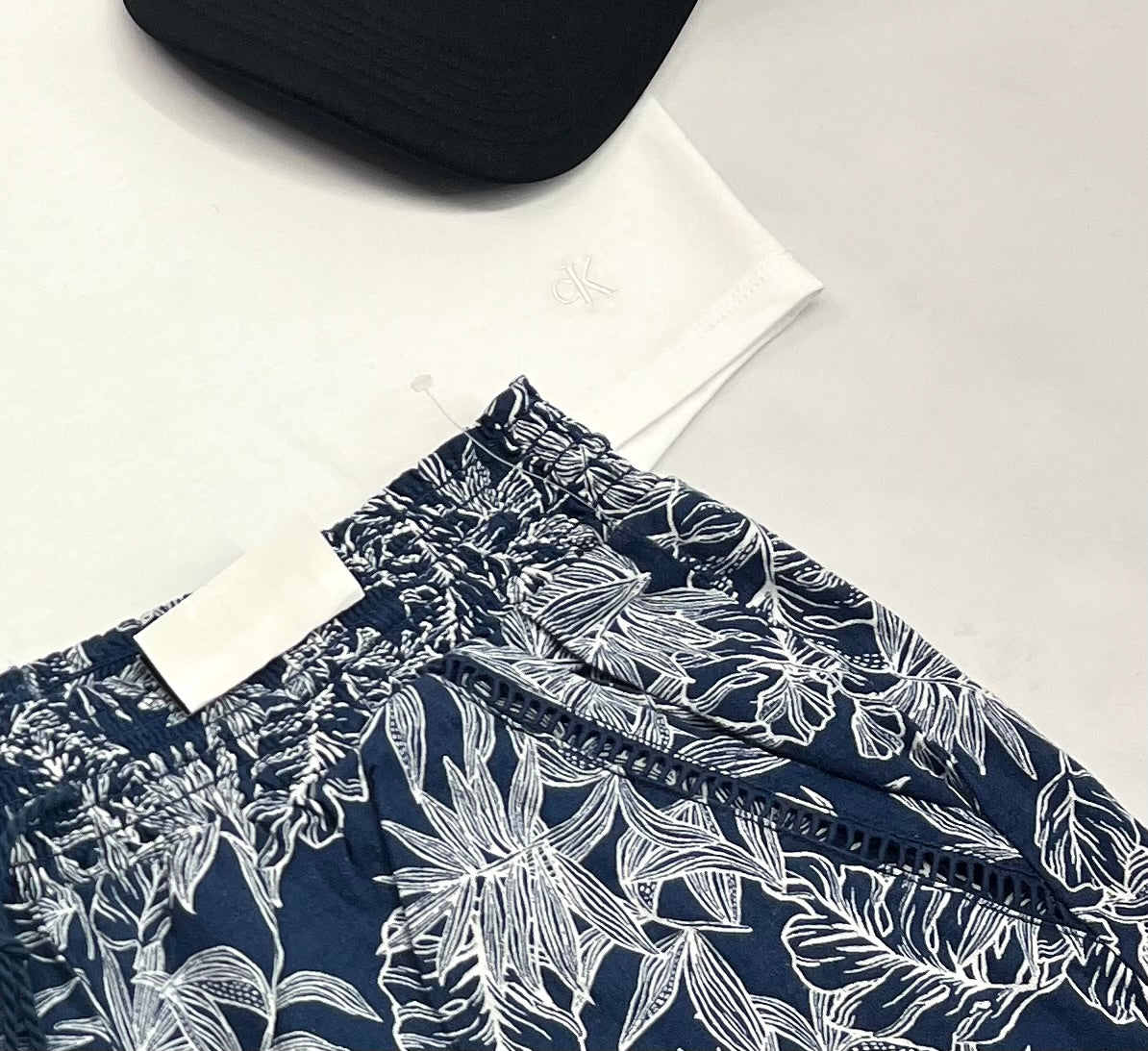 🌴 Manche courte : Calvin Klein en beau coton extensible de partout . Logo brodé au bas ton sur ton . L/ femme neuf !