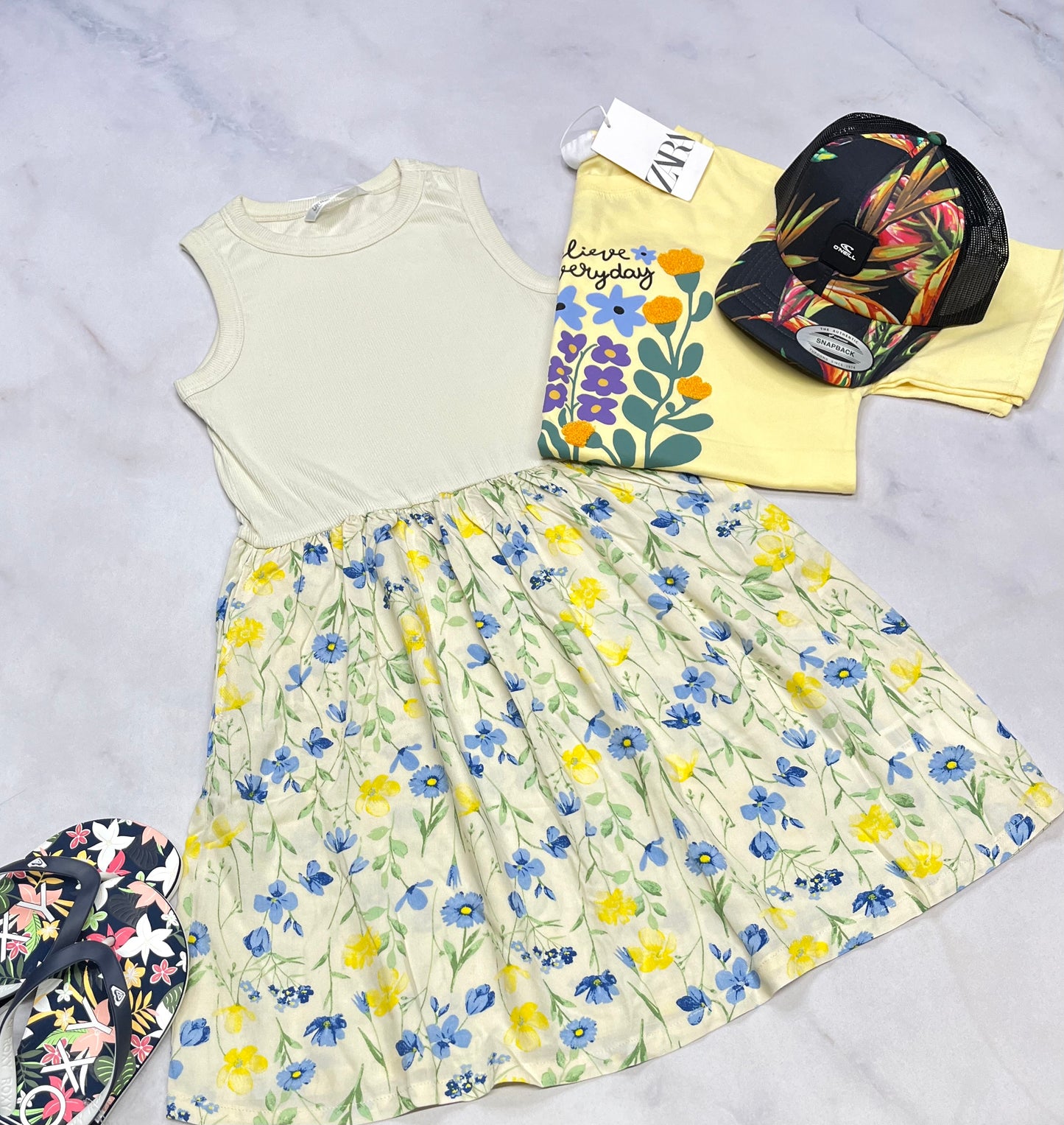 🌻Robe : fleurie hyper confo . Le haut est en rib souple hyper stretch confo . Taille élastique 10-12 ans fille neuve .