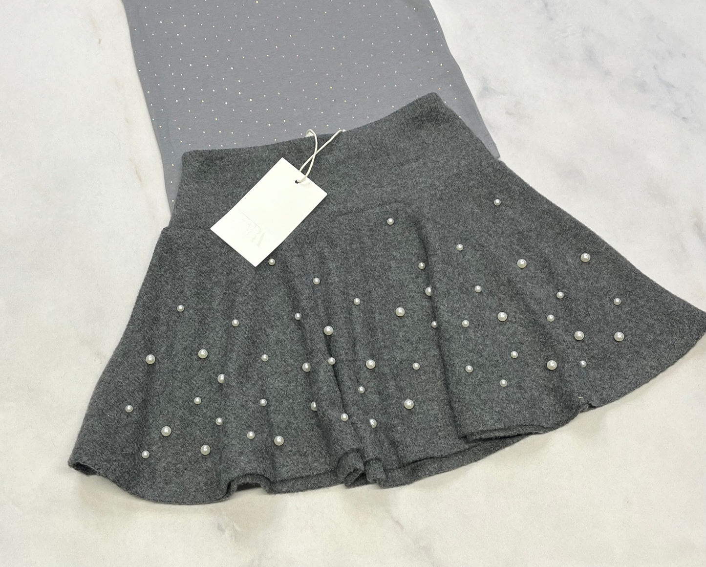 DUO ZARA: Haut gris Zara neuf ! Brillant partout au devant . Fait 7 ans + Jupe douce en tricot : Zara avec perle 6X neuve .