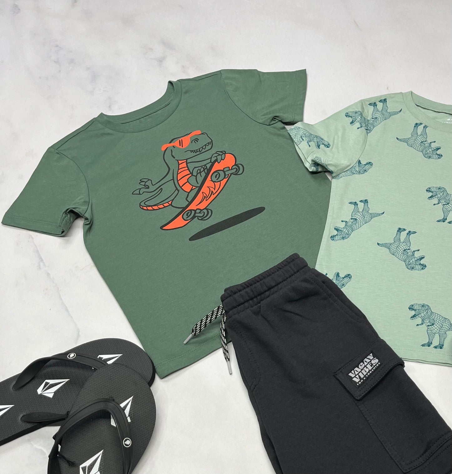 🌵🌵Duo : 1x lot de 2 t-Shirt Dino neuf ! Fait 5 ans les 2. Neuf !