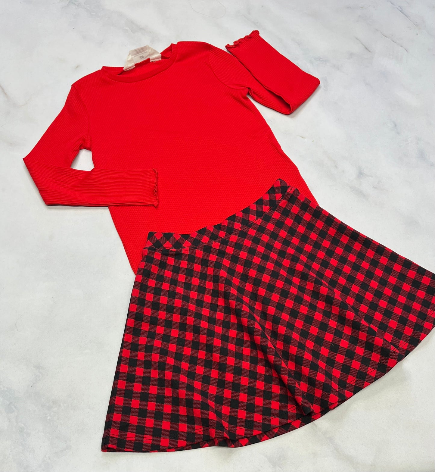 Duo 5 ans neuf! RIB.texturé rouge 5 ans stretch neuf ! + Jupe douce 5 ans neuve .