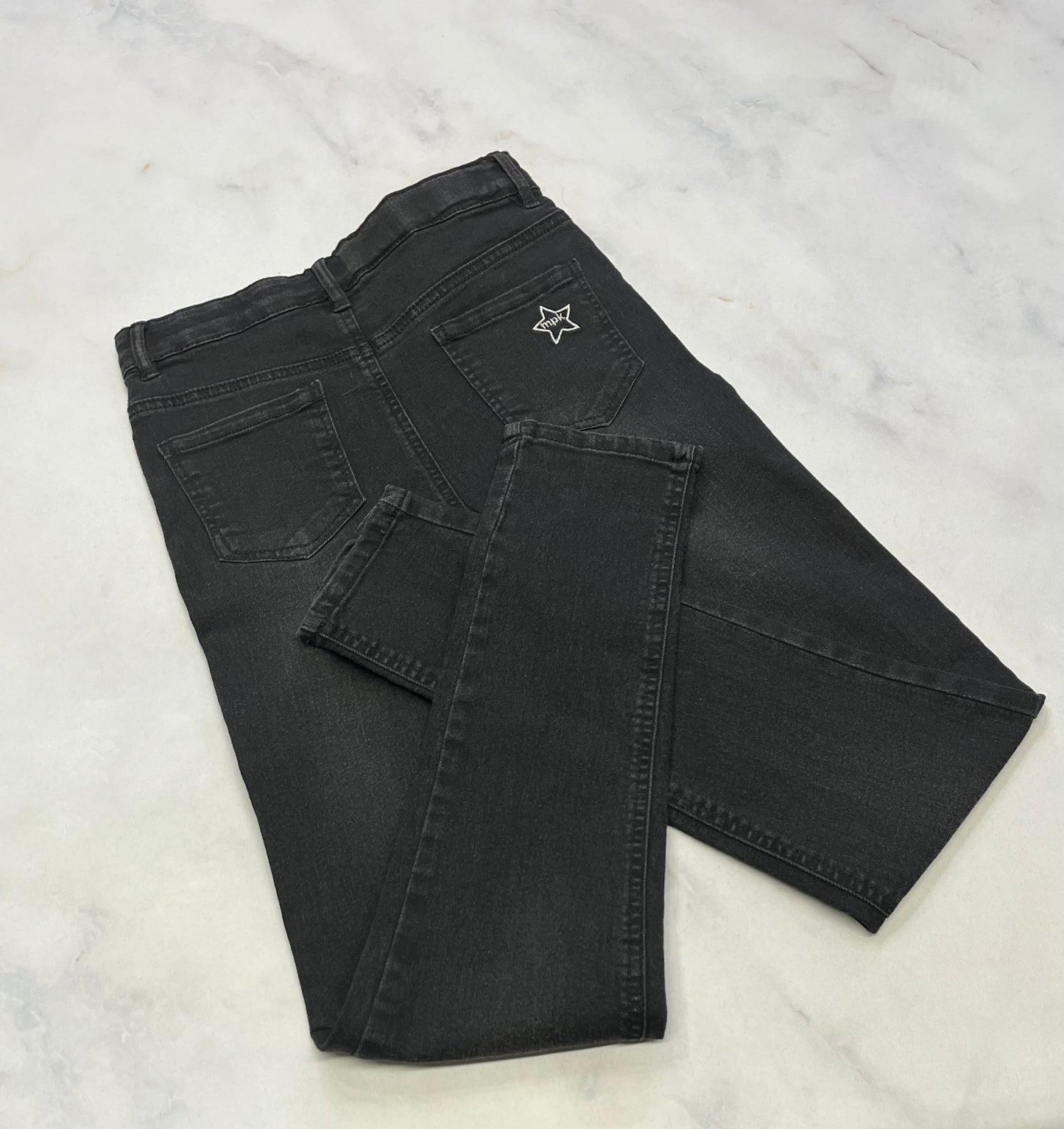 Skinny jeans : mou taille haute effet brillant ou les ligne en haut . Ajustable comme neuve . Stretch . 14 ans ( peu faire 14-16 fait long)