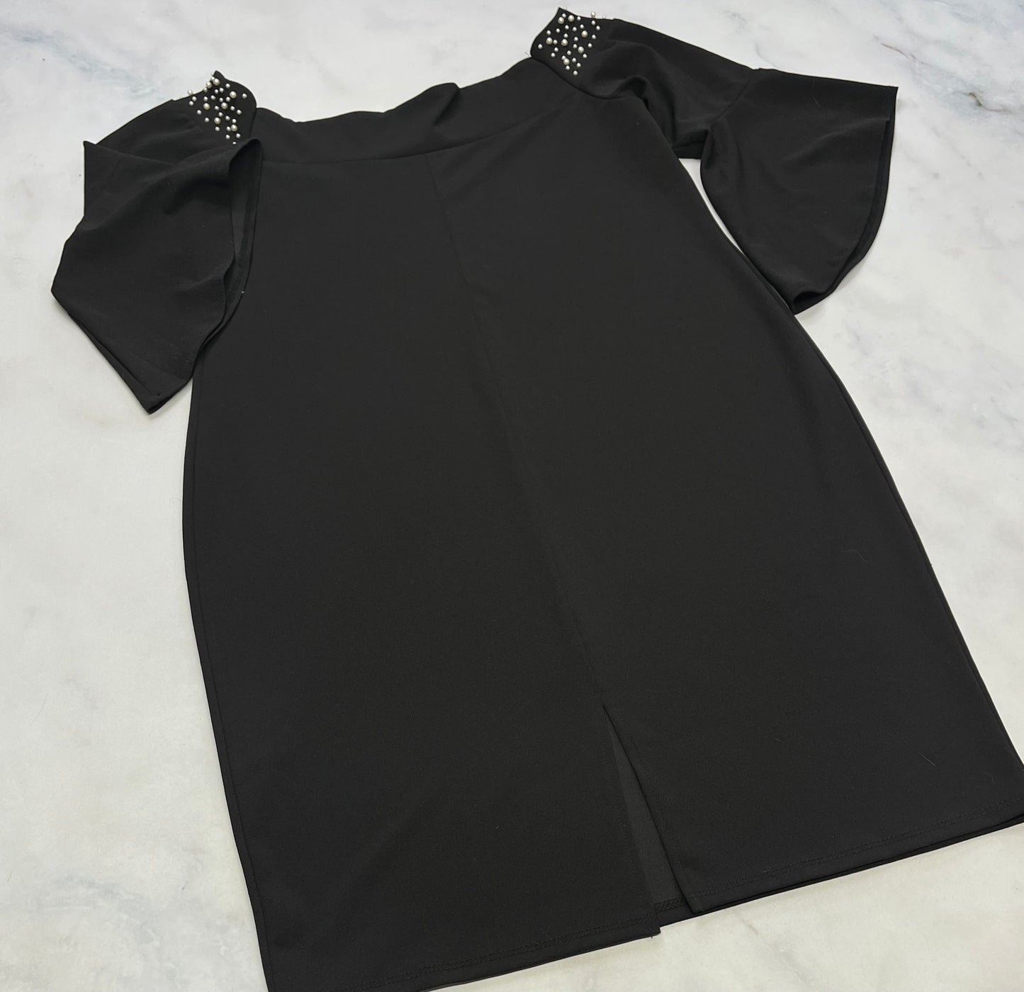 .. Robe beau tissu stretch 14 ans femme comme neuve . Look manche écourté évasé / tendance .