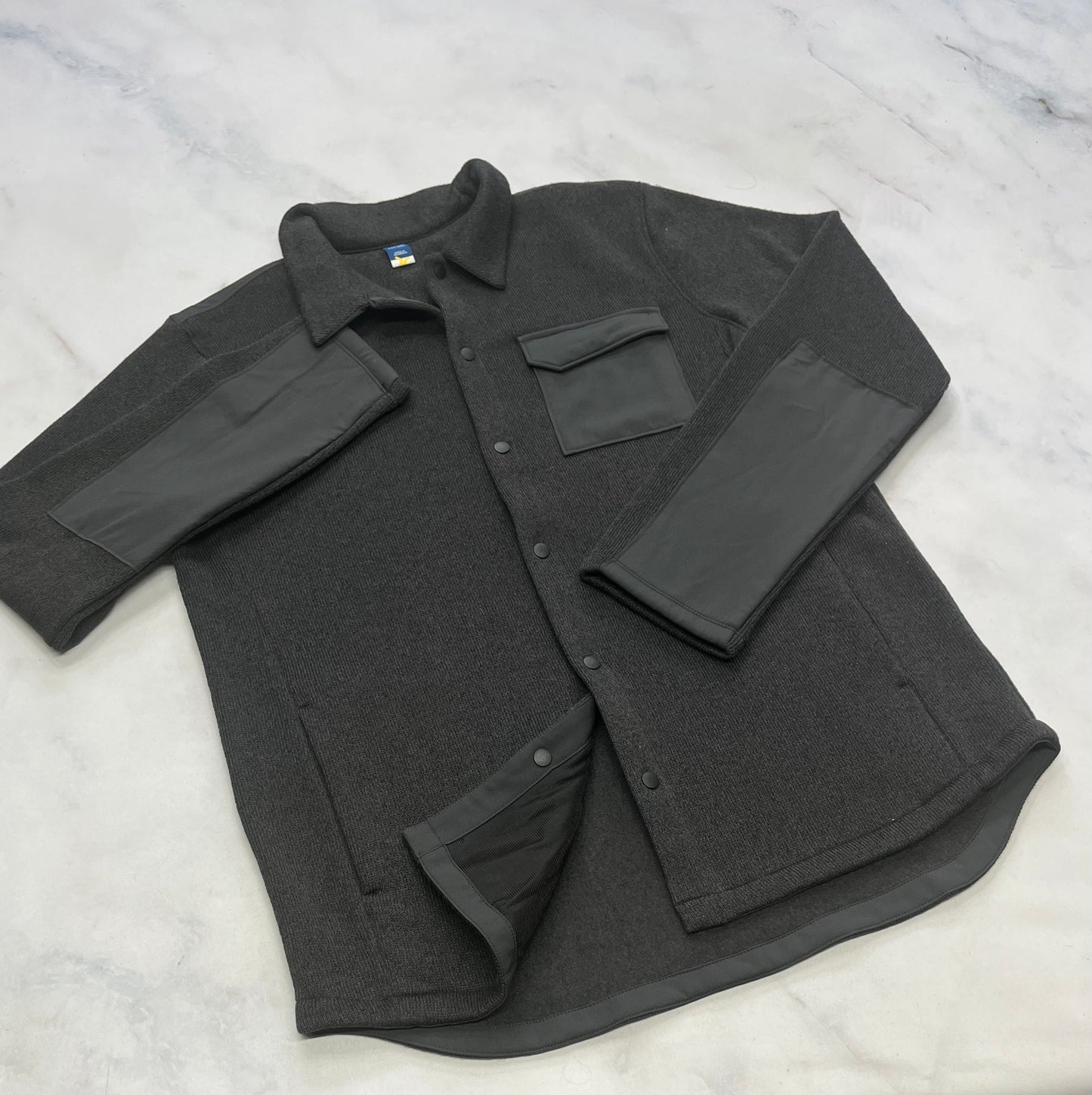 Chemise : en polar doux ( beaux détails aux manches ). 18 ans ado charcoal neuve .