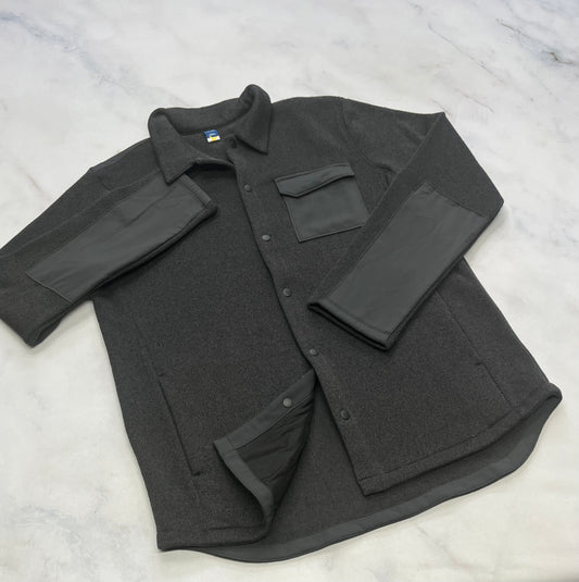 Chemise : en polar doux ( beaux détails aux manches ). 18 ans ado charcoal neuve .