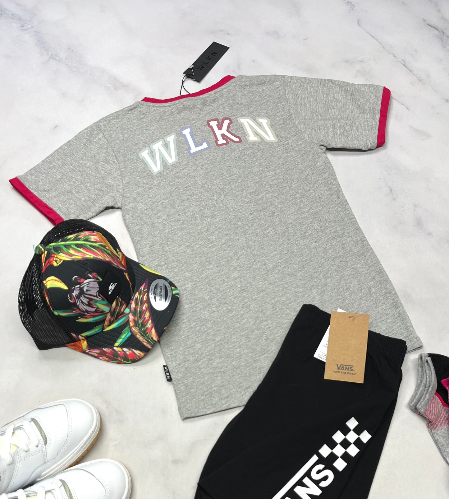 🌷WLKN : manche courte gris avec bordure rose . Fait 10-12 ans fille neuf !