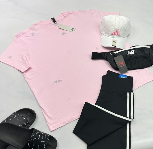 🩷 T-Shirt : Adidas fait 2XL confo femme . Mini motif et logo brodé au devant et au dos .