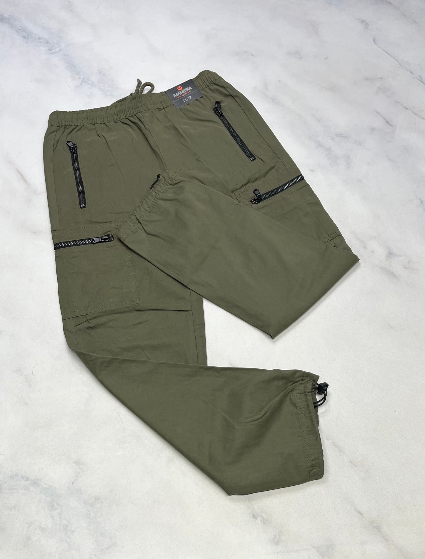 Amnésia / pantalon élastique au bas ajustable . Neuf! Kaki.