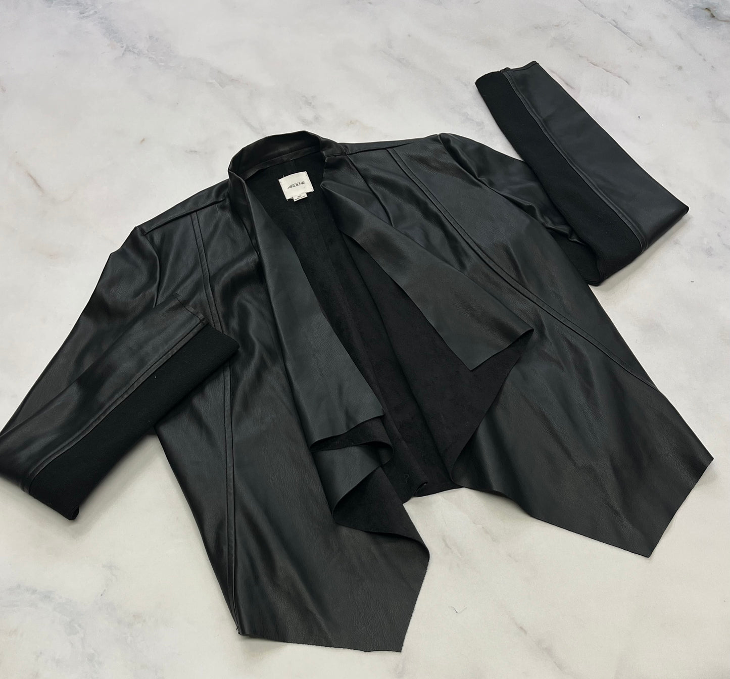 ..Veste effet cuir : mi-hanche molle confo . fait XS comme neuve .