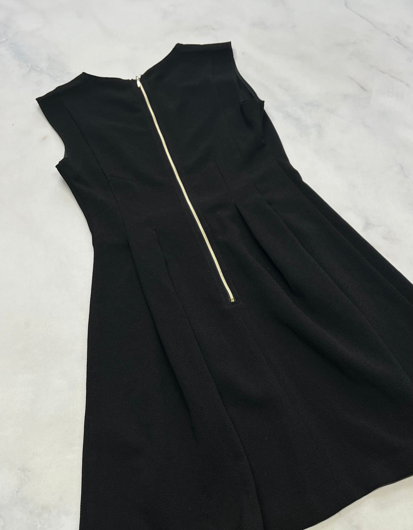 Dynamite : Robe tissu chic molle confo . Comme neuve ! ..1x fait XS  0-2 ans et 1x small ( 3-4 ans ) femme .