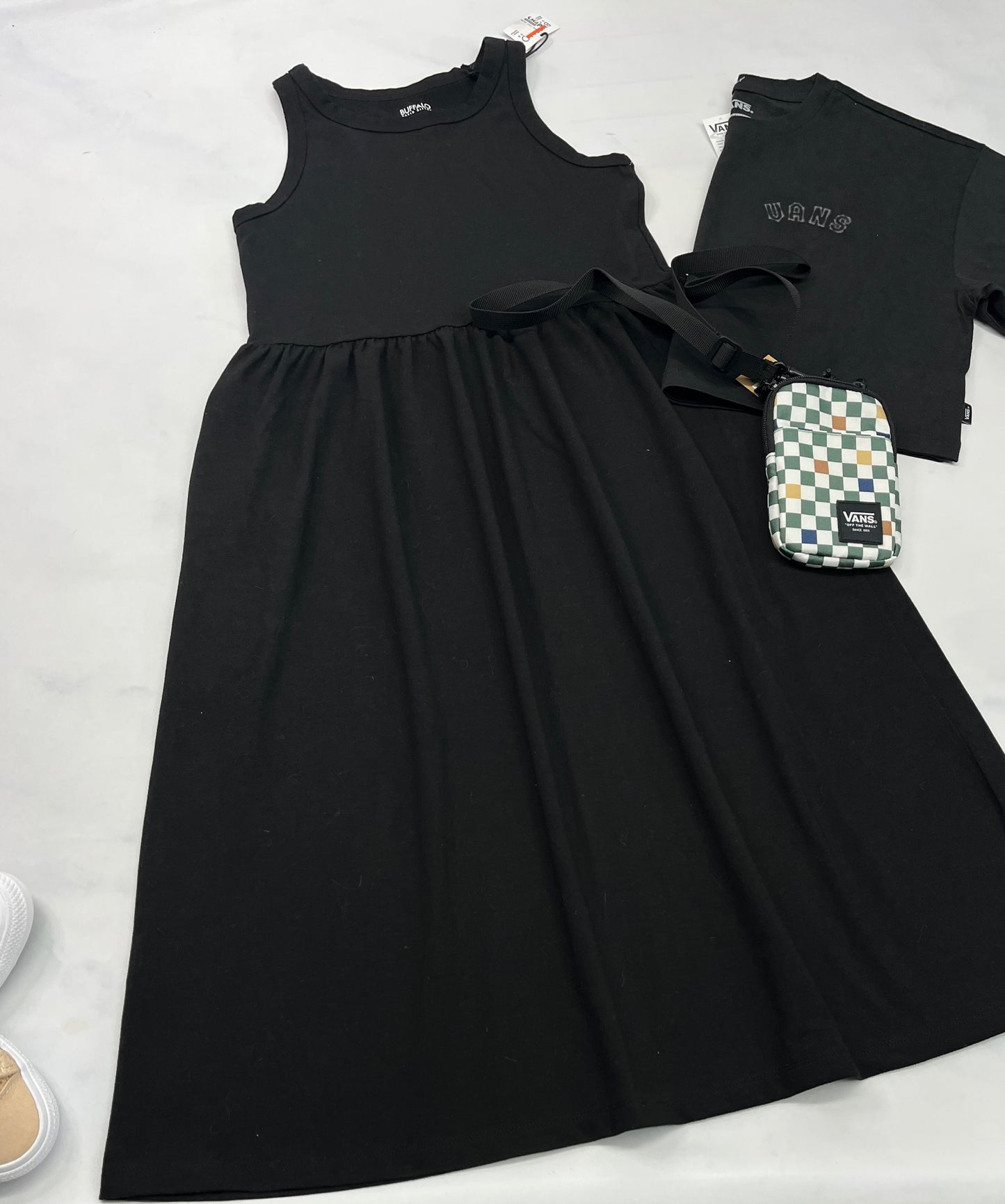 🌴Robe Buffalo noir : Haut ajusté stretch et le bas est lousse avec des poches . Small femme confo neuve .