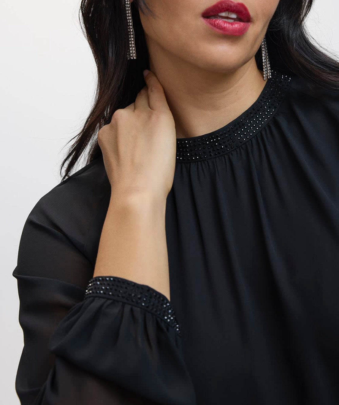 Tissu chemisier Reitman  : léger souple . Laisse entrevoir légèrement . Manche ballon . Brillant au col et bout de manche . S/ femme coupe confo . Neuve !